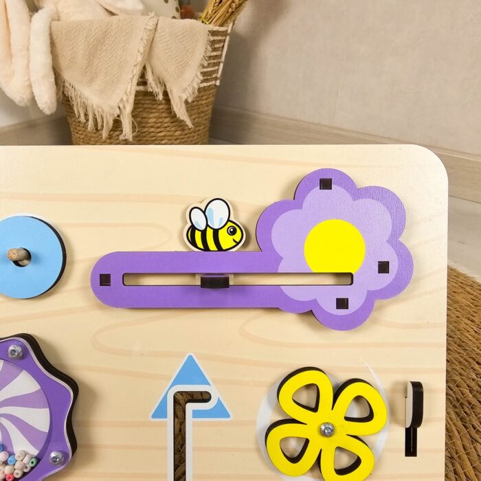 Quadro de atividades infantil Abelinha Montessori, estimulando coordenação motora e senso tátil das crianças.