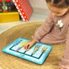 Quadro de atividades infantil em madeira com 20 elementos coloridos para desenvolvimento motor e cognitivo.