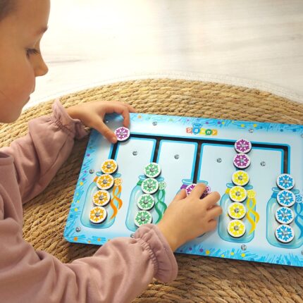 Quadro de atividades infantil em madeira com 20 elementos coloridos para desenvolvimento motor e cognitivo.