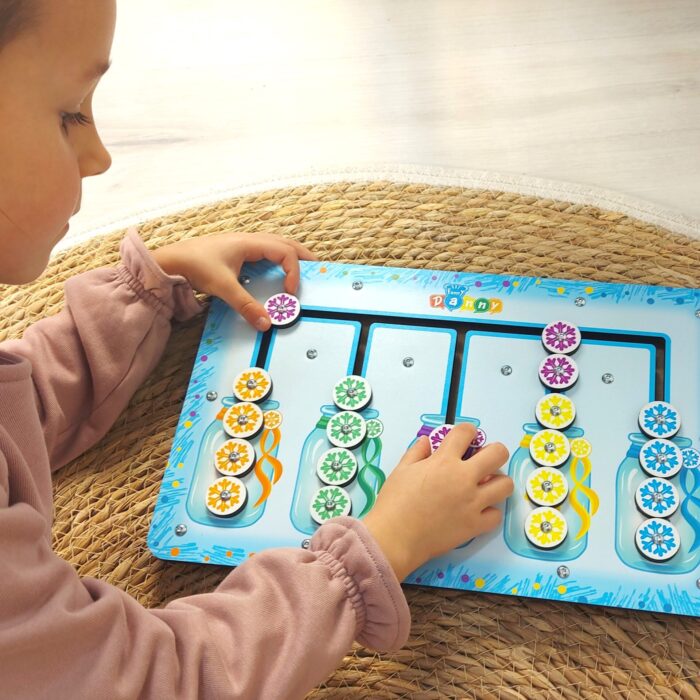 Quadro de atividades infantil em madeira com 20 elementos coloridos para desenvolvimento motor e cognitivo.