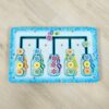 Quadro de atividades infantil em madeira com 20 elementos coloridos para desenvolvimento motor e cognitivo.