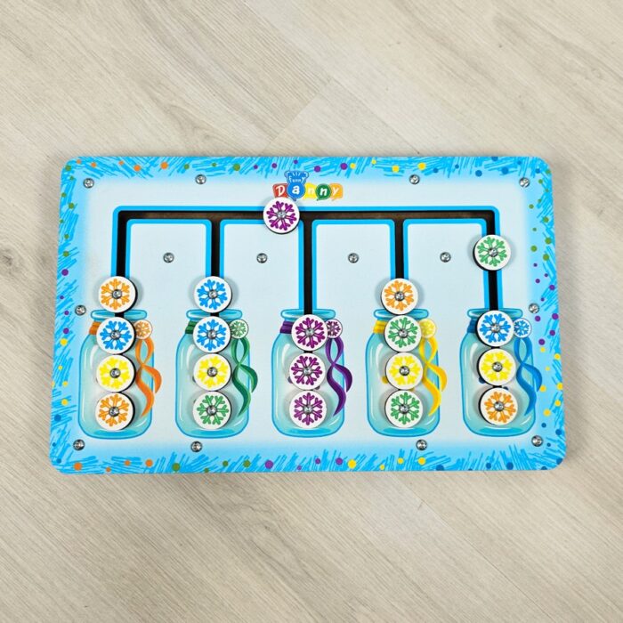 Quadro de atividades infantil em madeira com 20 elementos coloridos para desenvolvimento motor e cognitivo.