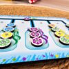 Quadro de atividades infantil em madeira com 20 elementos coloridos para desenvolvimento motor e cognitivo.