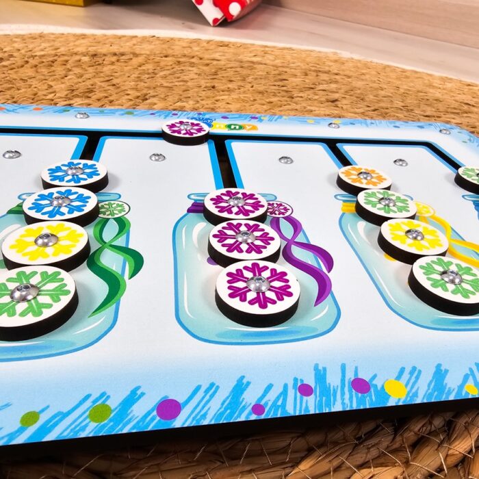 Quadro de atividades infantil em madeira com 20 elementos coloridos para desenvolvimento motor e cognitivo.