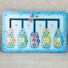 Quadro de atividades infantil em madeira com 20 elementos coloridos para desenvolvimento motor e cognitivo.