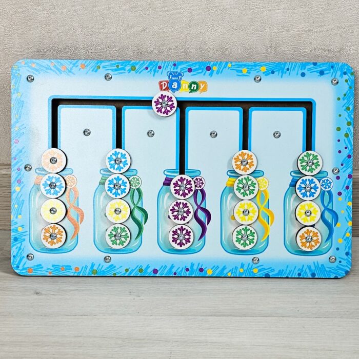 Quadro de atividades infantil em madeira com 20 elementos coloridos para desenvolvimento motor e cognitivo.