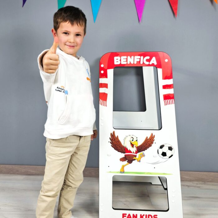 Torre de aprendizagem Montessori Benfica em vermelho e branco com estrutura segura e altura ajustável