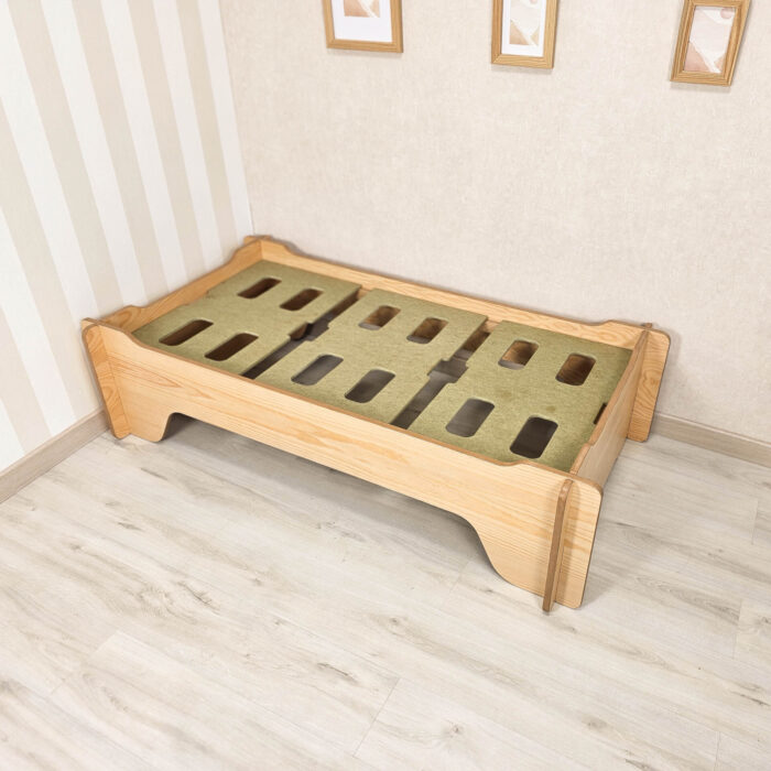 Cama Montessori infantil 70x140 com design robusto e versátil, ideal para autonomia e segurança do bebê.