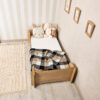 Cama Montessori infantil 70x140 com design robusto e versátil, ideal para autonomia e segurança do bebê.