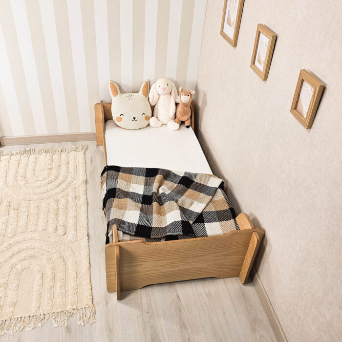 Cama Montessori infantil 70x140 com design robusto e versátil, ideal para autonomia e segurança do bebê.