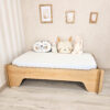 Cama Montessori infantil 70x140 com design robusto e versátil, ideal para autonomia e segurança do bebê.