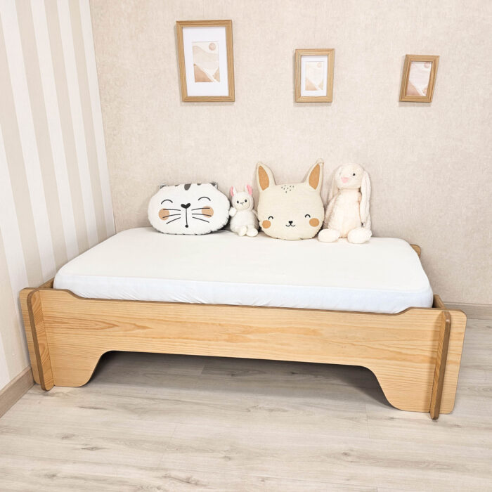Cama Montessori infantil 70x140 com design robusto e versátil, ideal para autonomia e segurança do bebê.