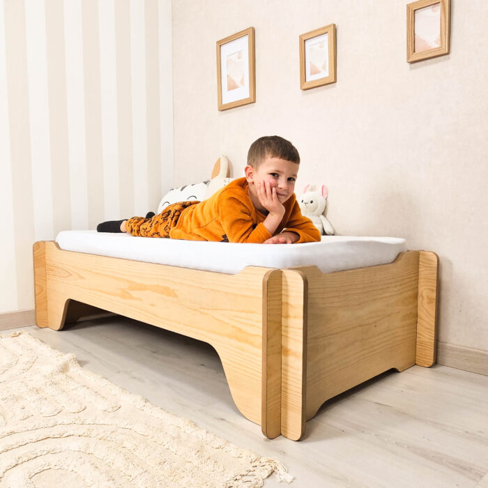 Cama Montessori infantil 70x140 com design robusto e versátil, ideal para autonomia e segurança do bebê.