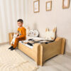 Cama Montessori infantil 70x140 com design robusto e versátil, ideal para autonomia e segurança do bebê.