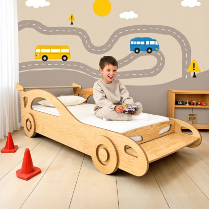 Cama infantil de madeira maciça com proteção lateral, prateleira e altura ajustável para quartos planejados.