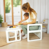 Criança a brincar com conjunto Montessori em cubo de MDF laminado, com mesa e cadeiras reversíveis