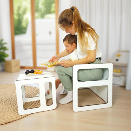 Criança a brincar com conjunto Montessori em cubo de MDF laminado, com mesa e cadeiras reversíveis