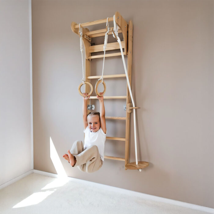 Espaldar infantil compacto em madeira clara para quarto Montessori e zona de brincadeira